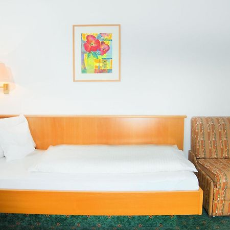 Hotel Zum Hirsch Wertingen Room photo