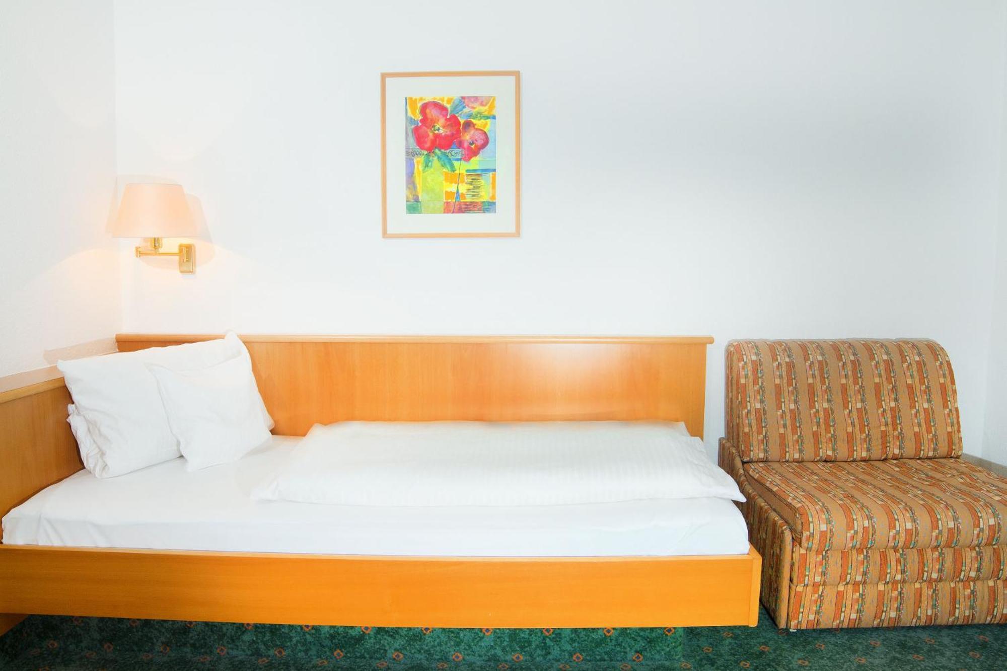 Hotel Zum Hirsch Wertingen Room photo