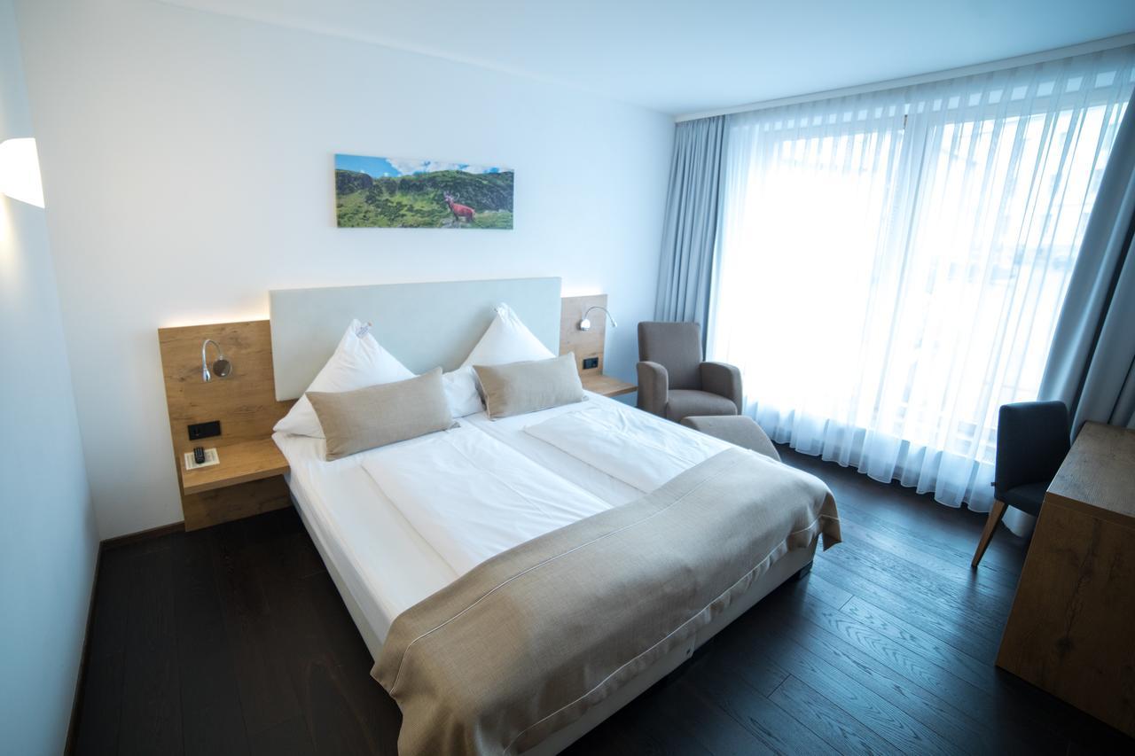 Hotel Zum Hirsch Wertingen Exterior photo