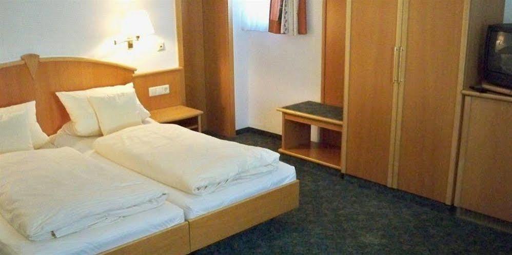 Hotel Zum Hirsch Wertingen Exterior photo